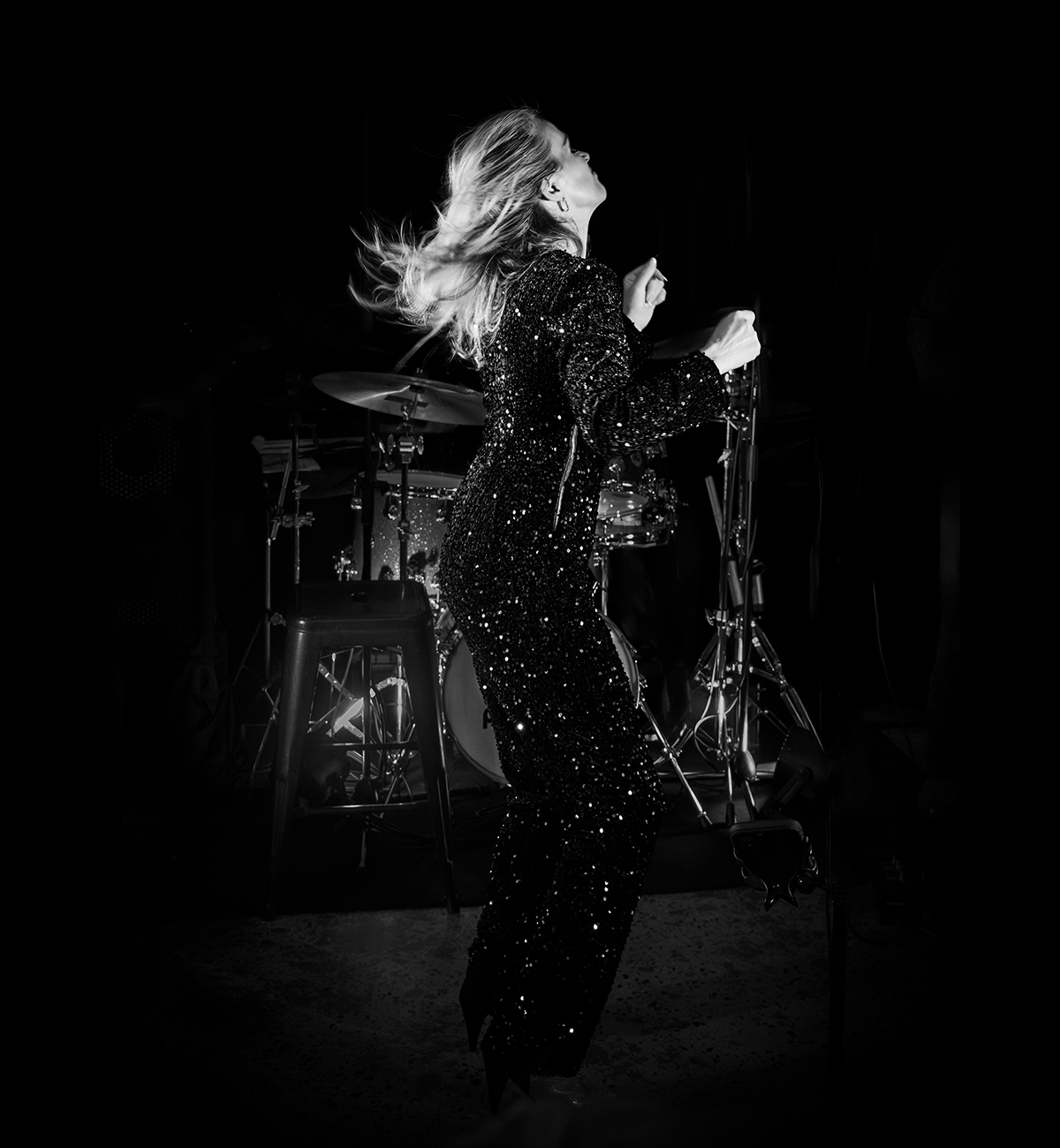 Julie Walter performing